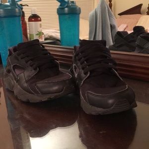 Nike black huaraches